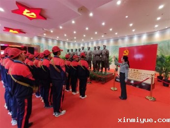 ‌河南叛逆青少年学校：封闭式管理下的单杠训练