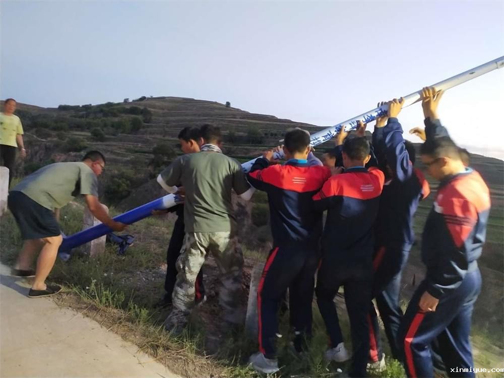 爱心助农，感恩同行——孩子们与老爷爷共渡难关的温馨故事_www.xinmiyue.com